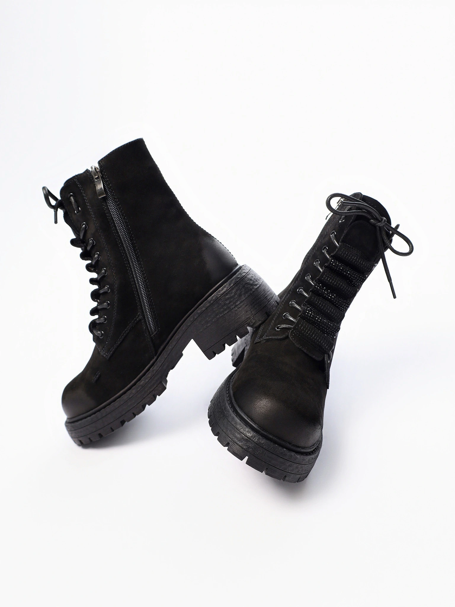 Ботинки-дерби черного цвета со стразами на высоком широком каблуке